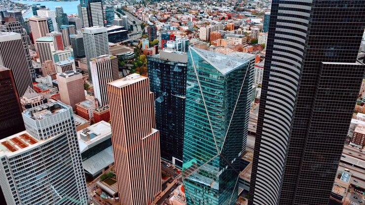Magnifici grattacieli nel centro di Seattle, Washington, Stati Uniti. Vista della città con architettura a bassa quota sullo sfondo.