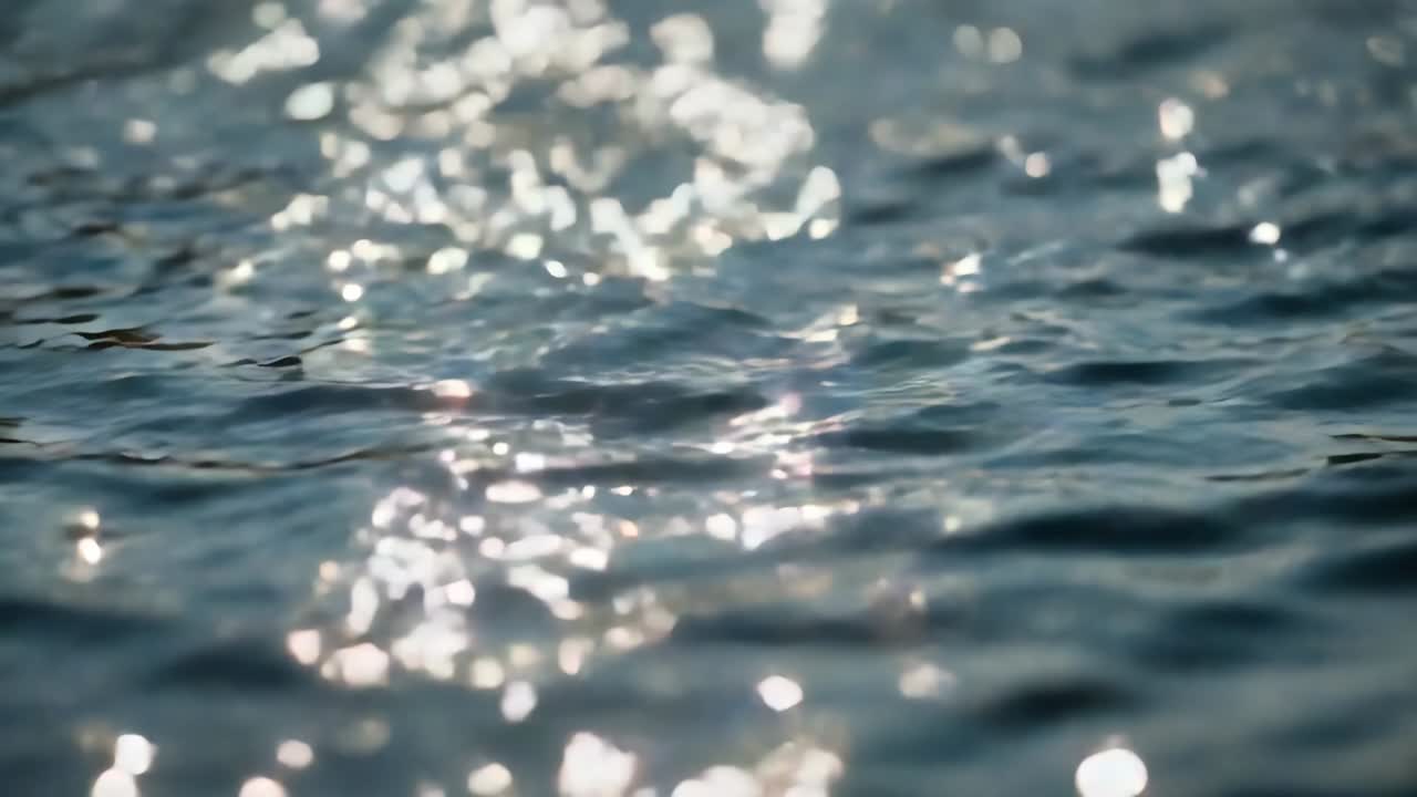 In reazione alla luce solare e alla brezza, la superficie dell'acqua forma riflessi speculari mutevoli e creste d'onda