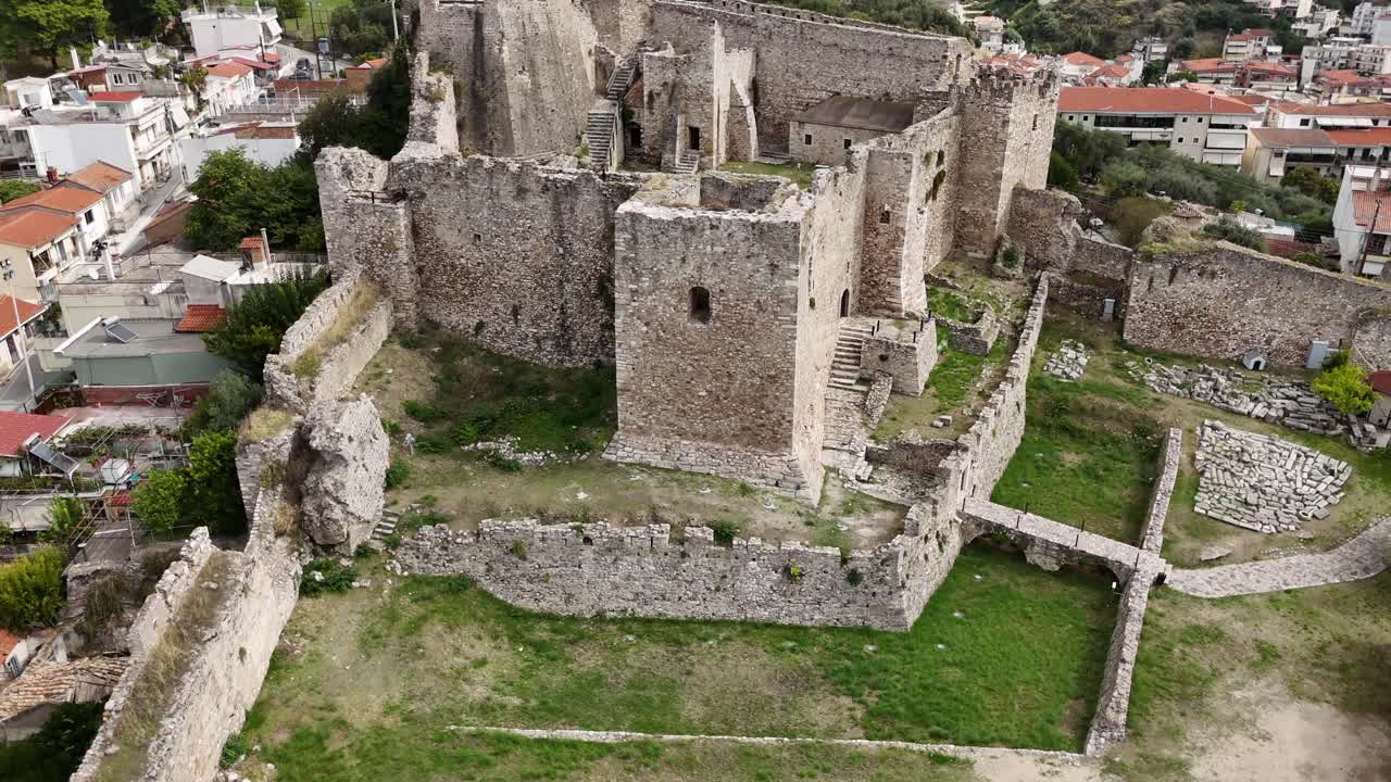 Castello di Patrasso, vista aerea che sale lentamente dall'edificio principale del Castello di Patrasso in una giornata di sole. Le vecchie mura bianche risplendono sotto il sole. Nessuna persona
