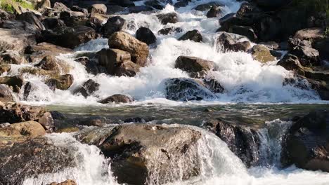 Wunderschöne-Szene-Mit-Wasser,-Das-Sanft-Zwischen-Steinen-Fließt,-Weesen,-Schweiz