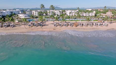 drone de lado a lo largo de la playa privada de nickeloden resort en punta cana