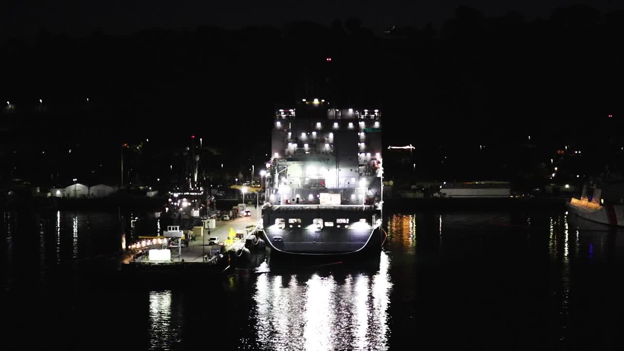 샌디에이고 만에 정박한 군함