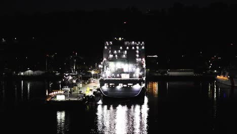 un barco militar atracado en la bahía de san diego