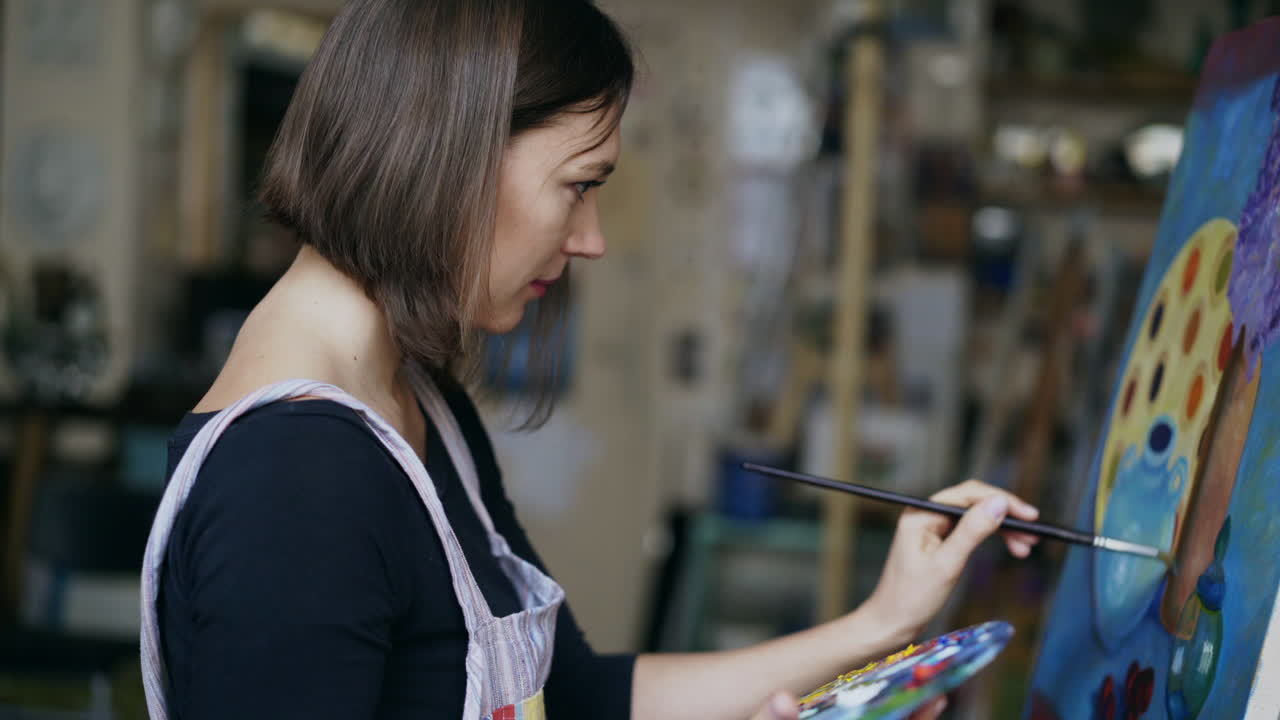 미술 스튜디오에서 그림 그리는 여자