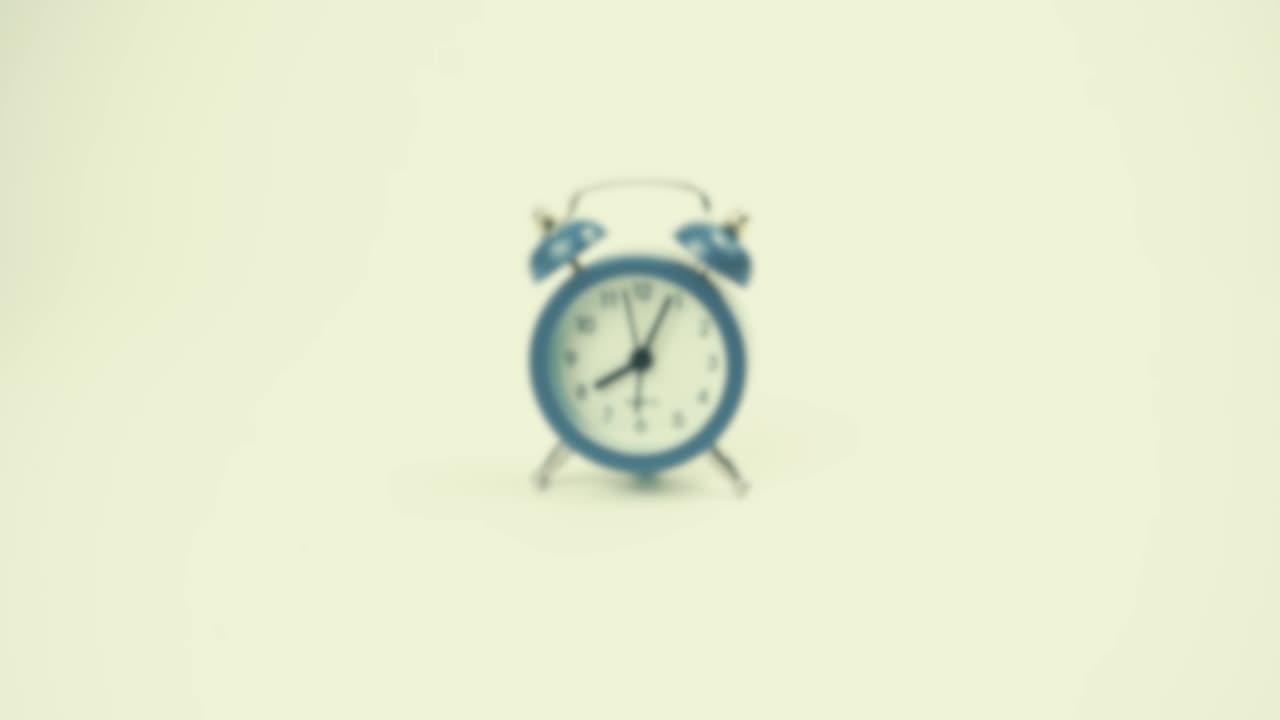 • 흐릿한 비디오, 알람 시계의 타임 스, 10 초에 반 시간