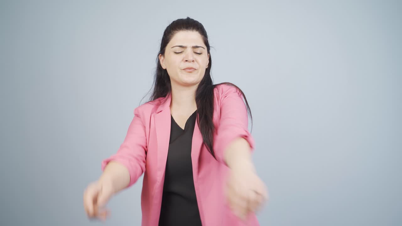 카메라에 맞춰 춤을 추는 사업가.