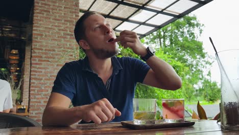 hombre disfrutando de bebidas en un café al aire libre