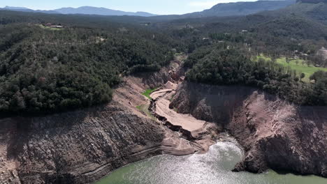 estableciendo una vista aérea de este embalse de nivel de agua extremadamente bajo, drogt severo