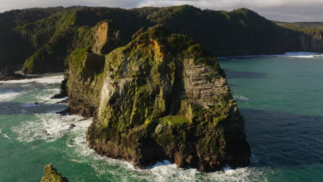 Isla-Y-Rocas-Negras-Toman-Video-Con-Un-Dron