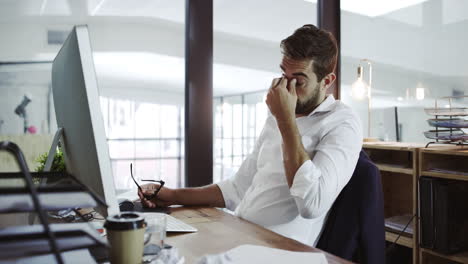 Ein-Hübscher-Junger-Geschäftsmann,-Der-In-Seinem-Büro-Arbeitet