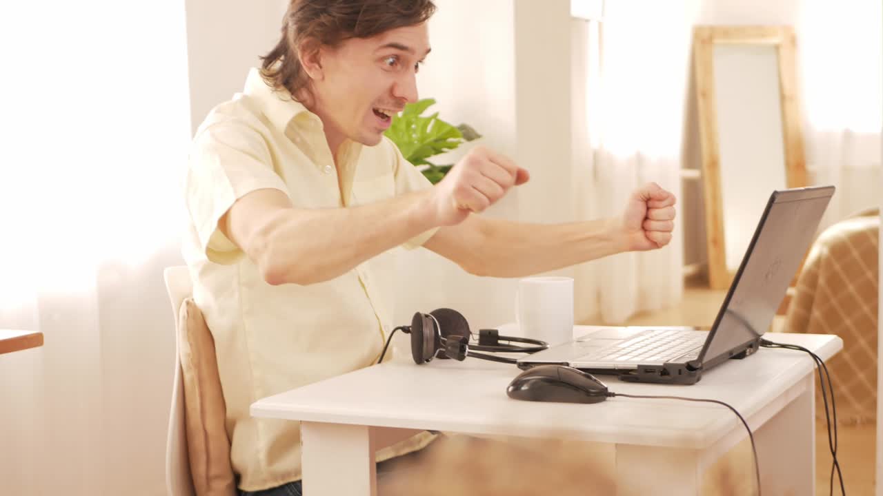 집에서 노트북, 암호화폐, 주식 시장으로 일하는 젊은이. 충격, 놀라움, 기, 비율이 올라, 많은 돈을 벌었습니다.