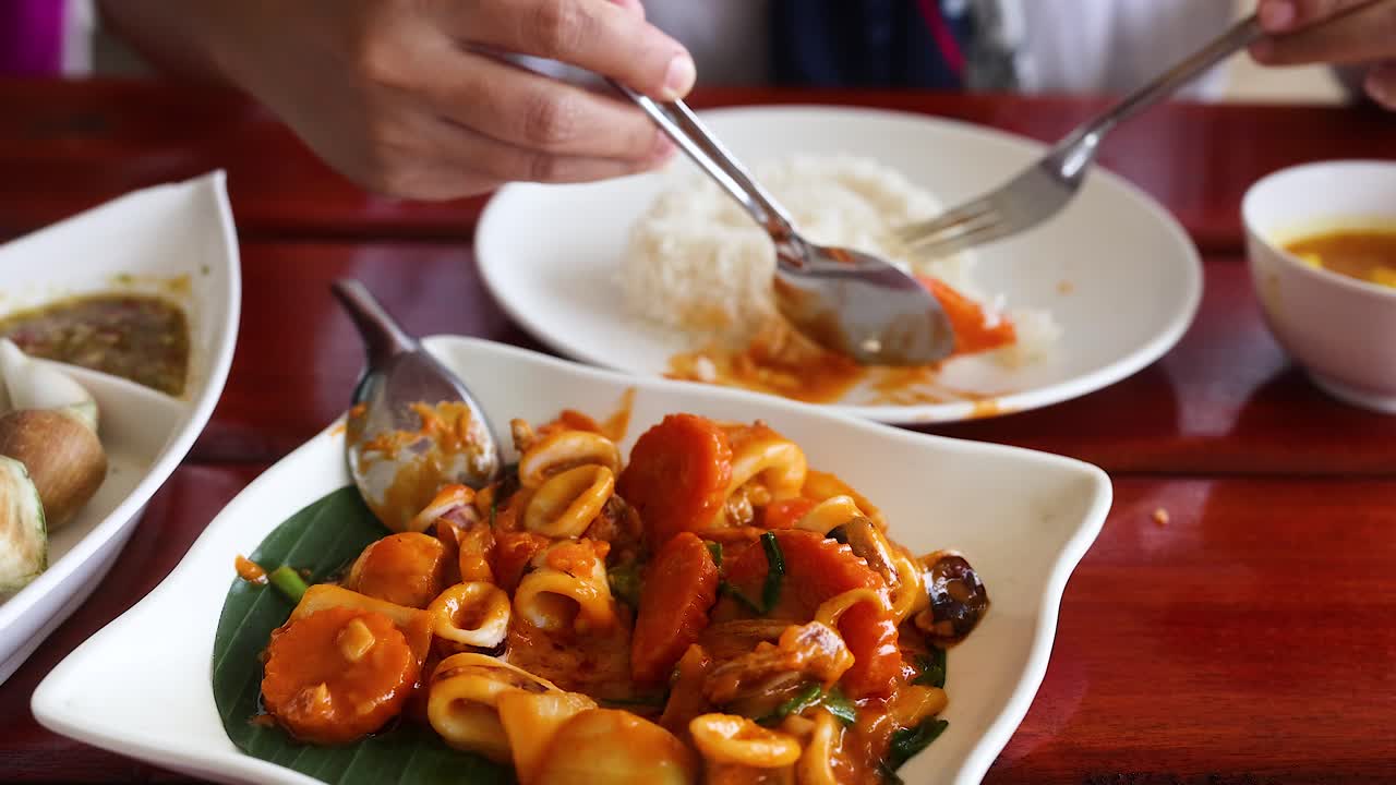 맛있는 태국 음식이 제공되고 즐기고 있습니다.