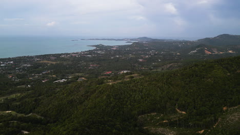 Koh-Samui-Aus-Großer-Höhe-Gesehen,-Landschaft-Mit-Grünen-Bergen,-Thailand