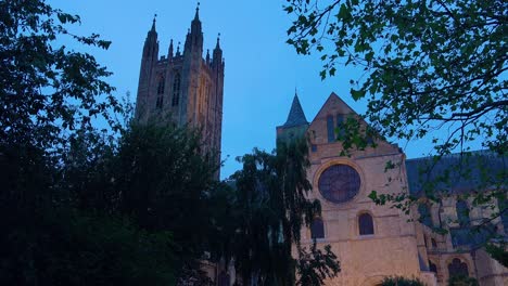 Hermoso-Disparo-De-Establecimiento-Al-Atardecer-De-La-Catedral-De-Canterbury-En-Kent,-Inglaterra-2