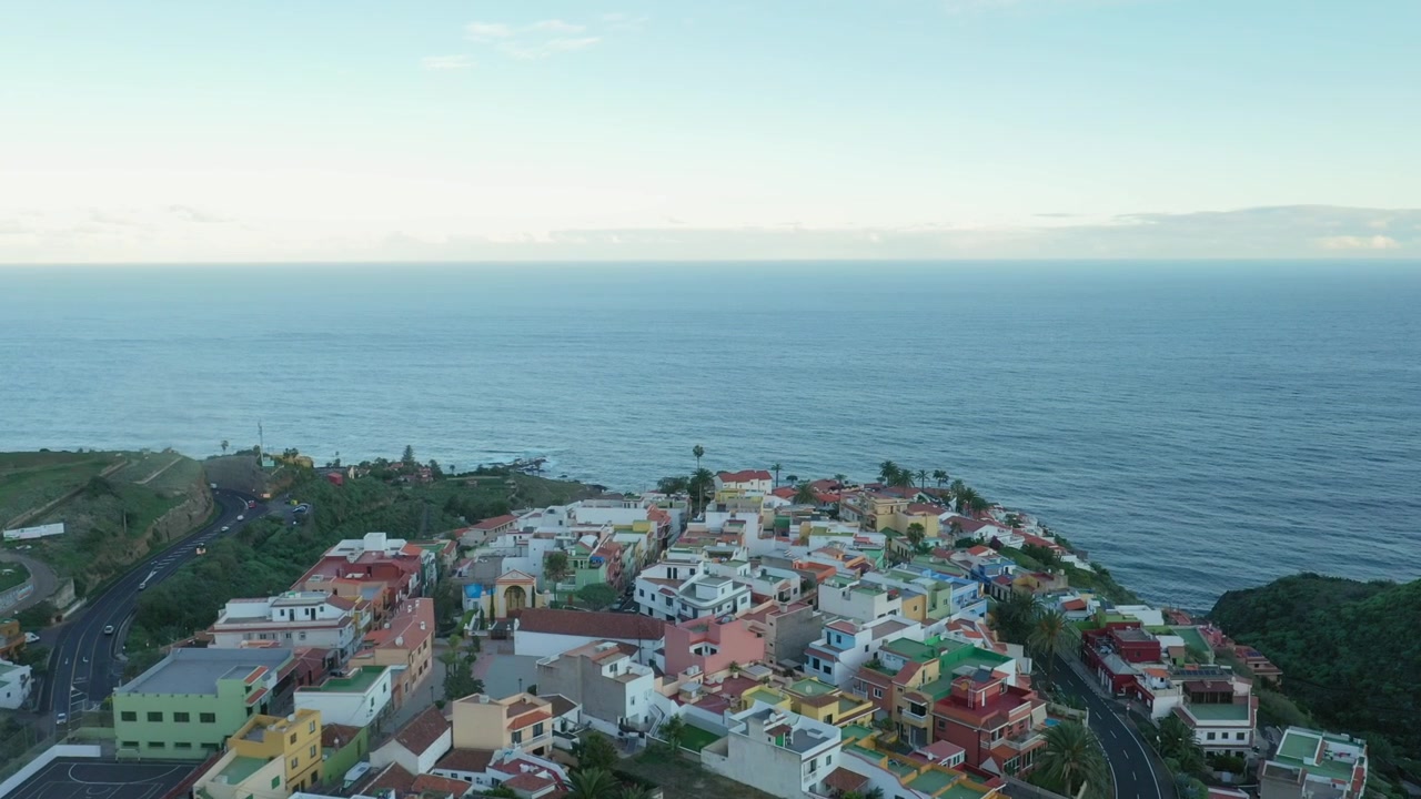 Volo sopra un villaggio sulla costa di Tenerife, Spagna, 4k cinematico