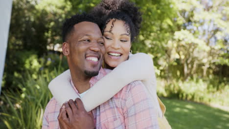 retrato de una feliz pareja afroamericana abrazándose en el jardín de su casa, en cámara lenta