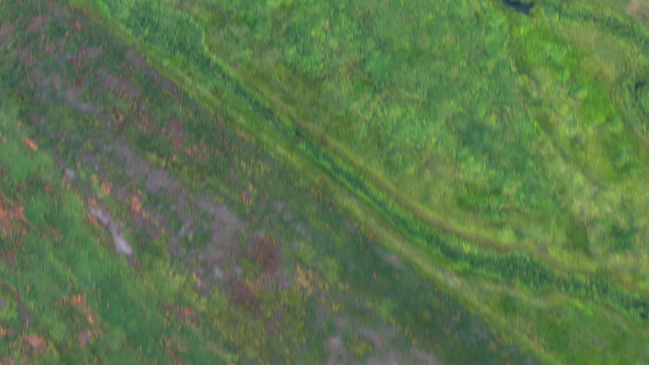 las tierras de cultivo rurales y los campos agrícolas se sientan intactos en el borde de bozeman rápido desarrollo en montana, dolly aérea inclinar hacia arriba