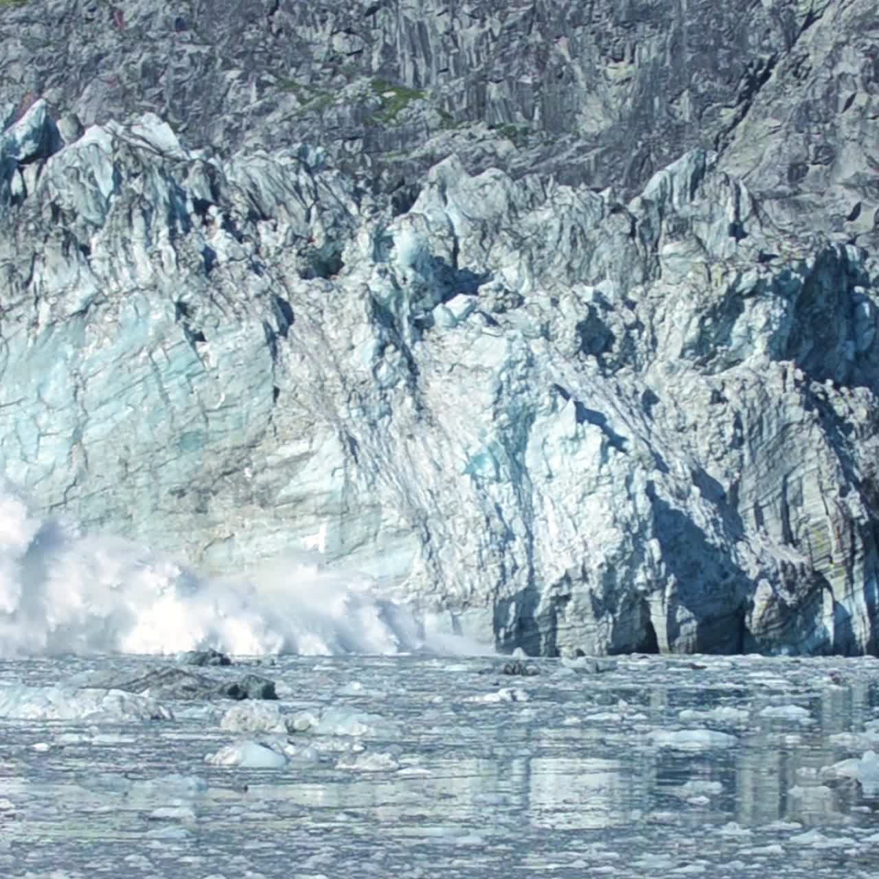 글레이셔 베이 국립공원 알래스카에서 분만 중인 조수 존스 홉킨스 빙하의 슬로우 모션