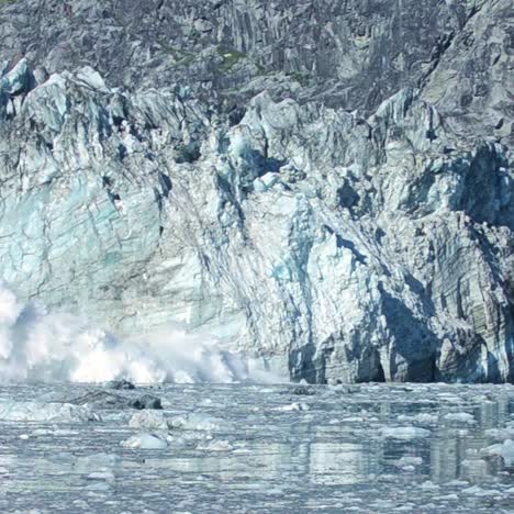 cámara lenta de la marea del glaciar johns hopkins pariendo en el parque nacional de la bahía de glaciar alaska