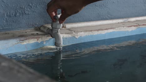 Sale-Agua-Potable-Contaminada-Del-Grifo-Del-Tanque-De-Almacenamiento