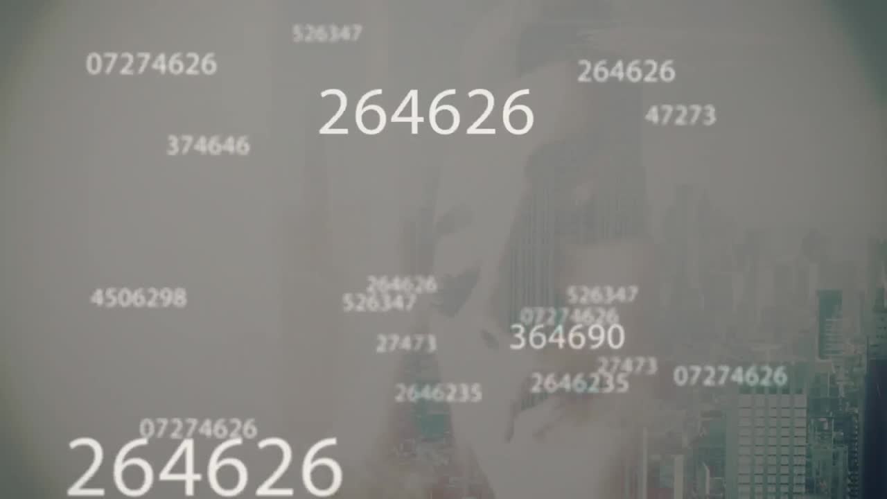 animación de múltiples números cambiantes sobre una mujer contra la vista aérea del paisaje urbano.