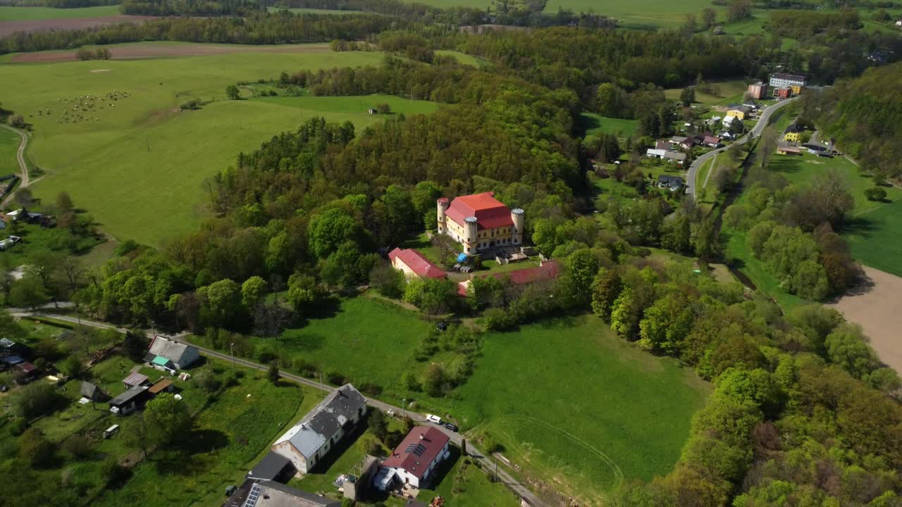 Ilmakuva Neidonlinnasta. Tšekkiläinen linna kukkulan laella. Divci Hrad, Tšekki 4K.