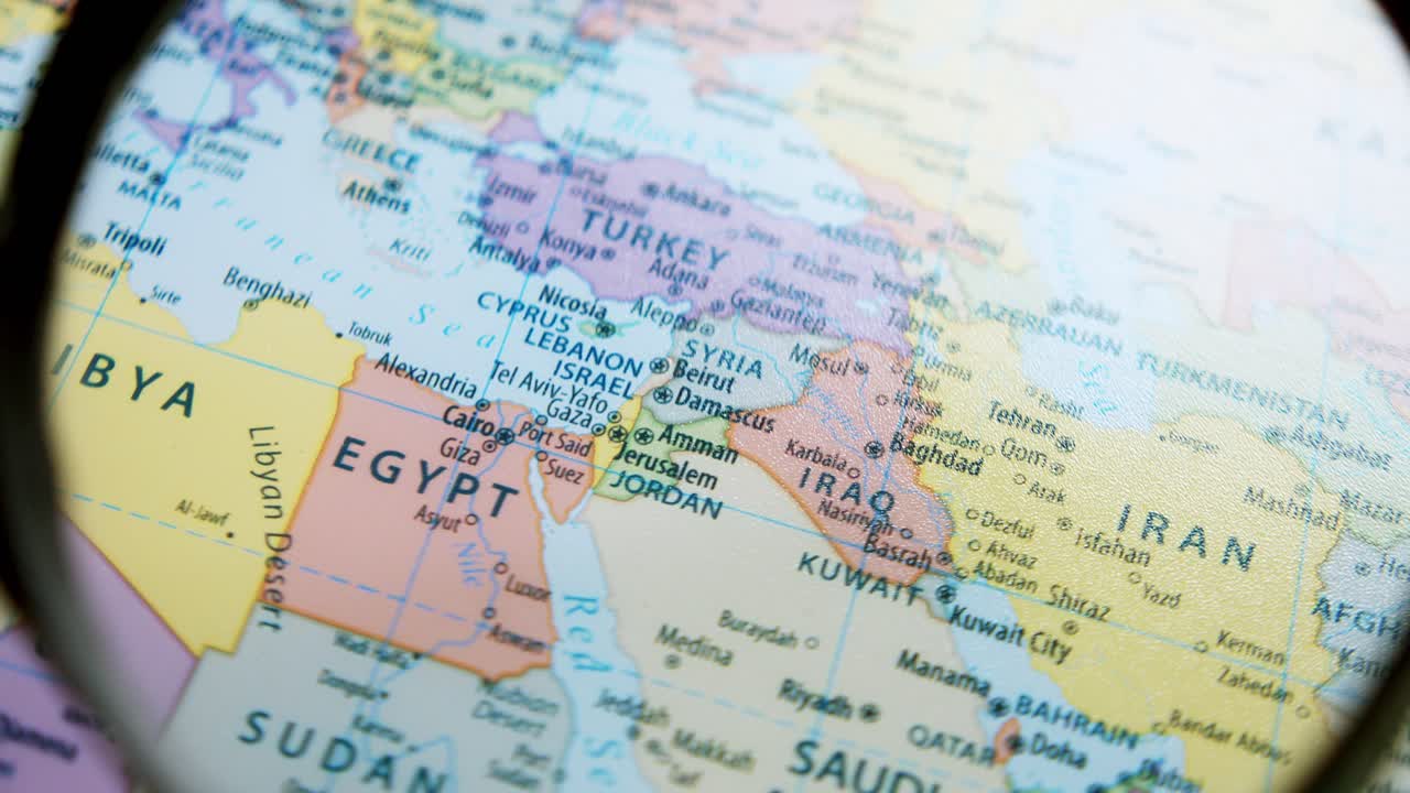 중동의 나라들 즉 이스라엘, 이집트, 이라크, 이란, 레바논, 요르단, 쿠웨이트, 사우디 아라비아 등과 같은 나라들의 클로즈업 사진을 확대 렌즈로 보여줍니다.