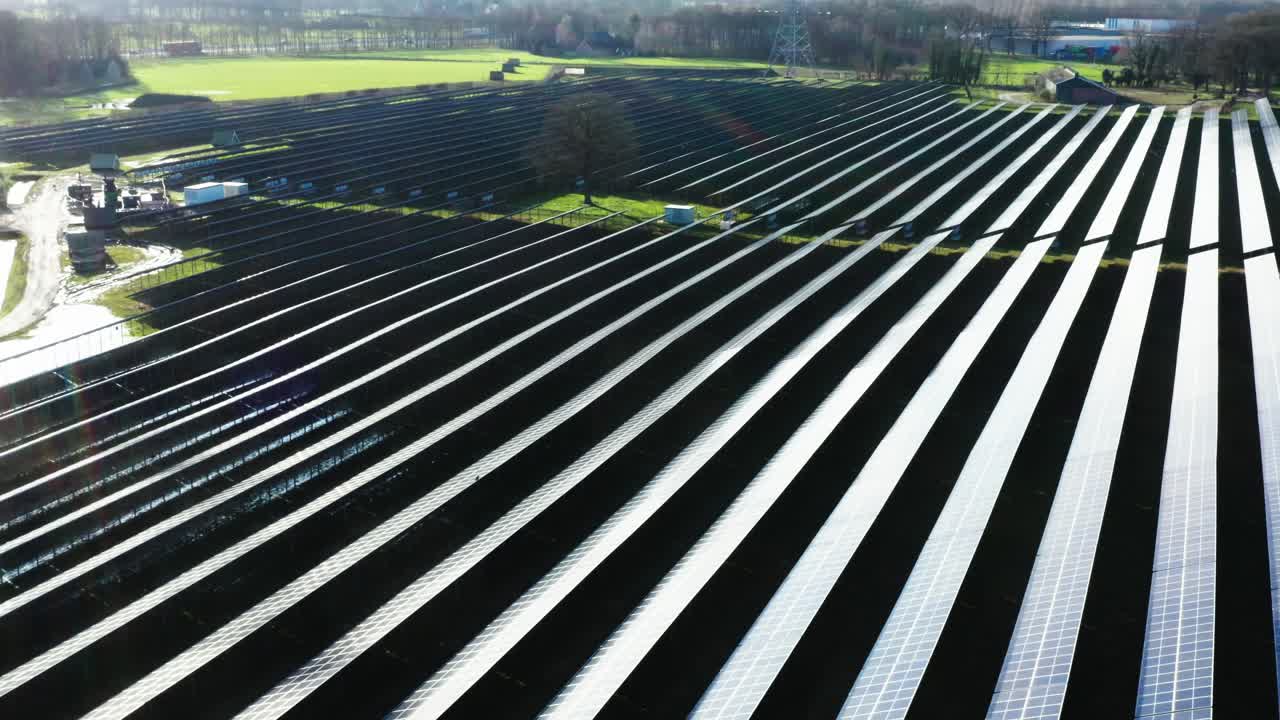 네덜란드 의 잔디 ⁇  에 있는 태양광 패널 의 영화적 공중 촬영