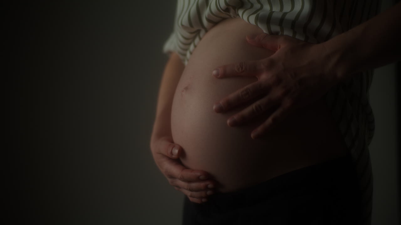 cerca del vientre de la mujer embarazada con las manos