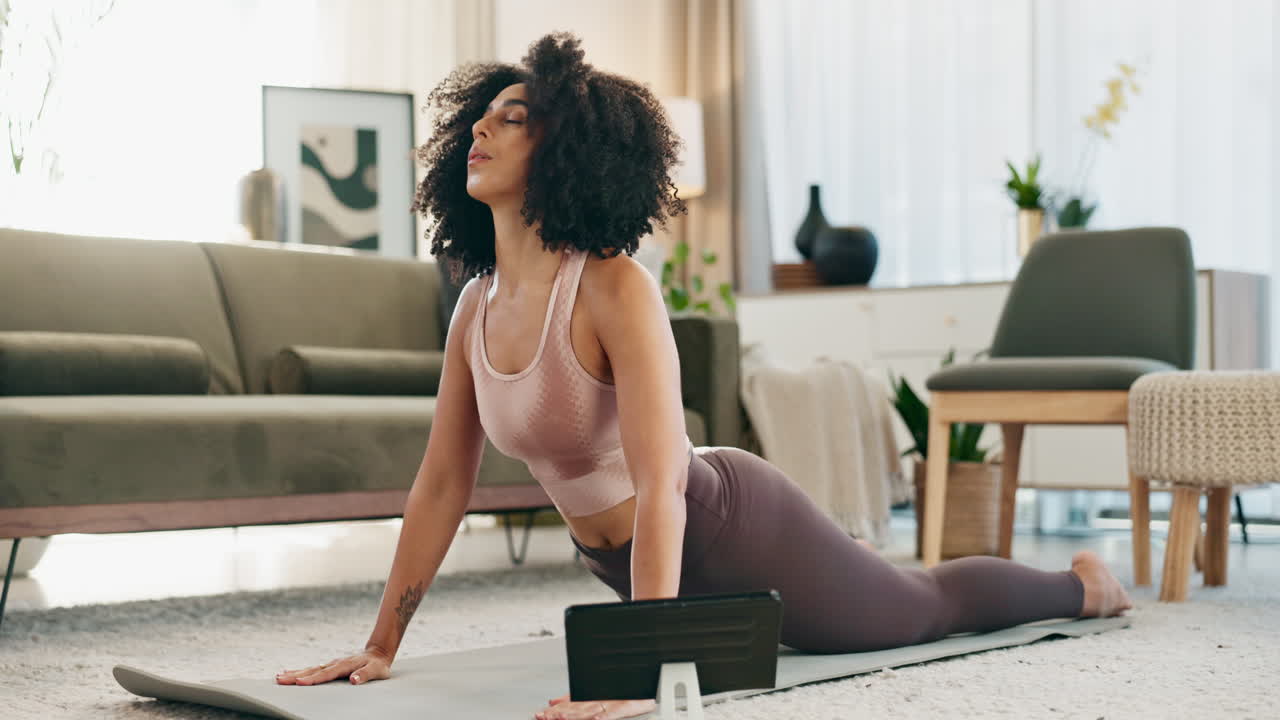 Donna che fa yoga a casa
