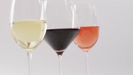 diversos tipos de vinos en copas en superficie blanca con espacio para copiar