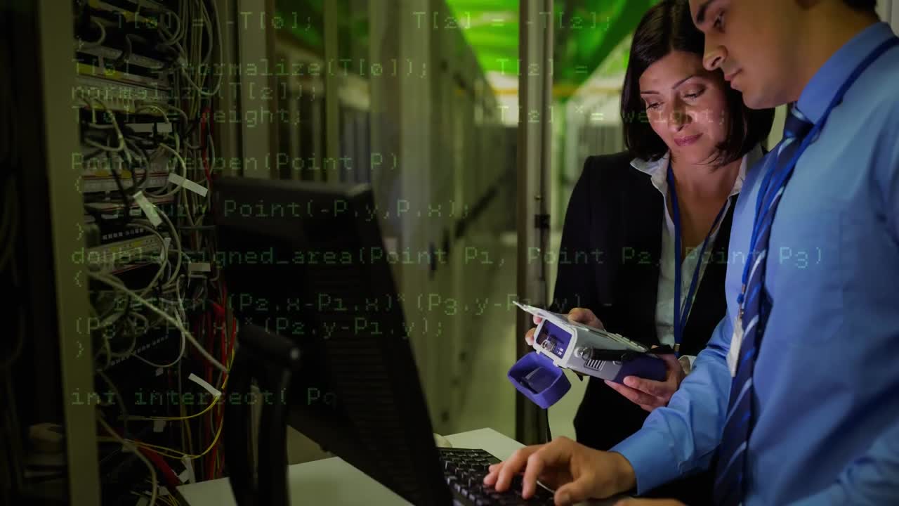 trabajadores que trabajan en la sala de servidores de vídeo