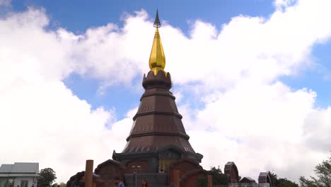 Zeitraffer-Mit-Menschen,-Die-über-Das-Gelände-Der-Pagode-Im-Nationalpark-Doi-Inthanon-Gehen