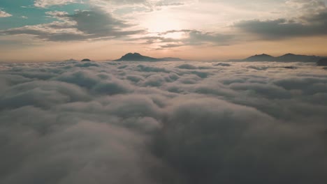 vista aérea de la niebla sobre la montaña en nepal