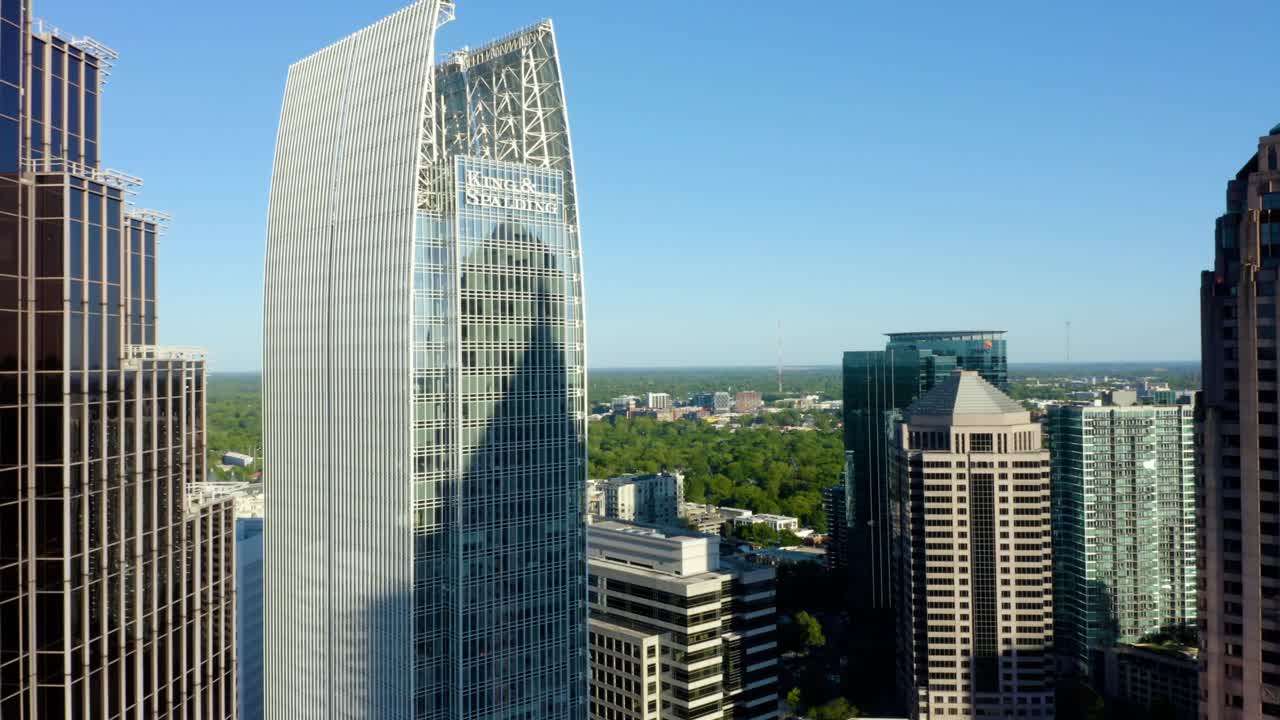 drone disparado moviéndose a través de rascacielos en el centro de la ciudad en el centro de atlanta, georgia