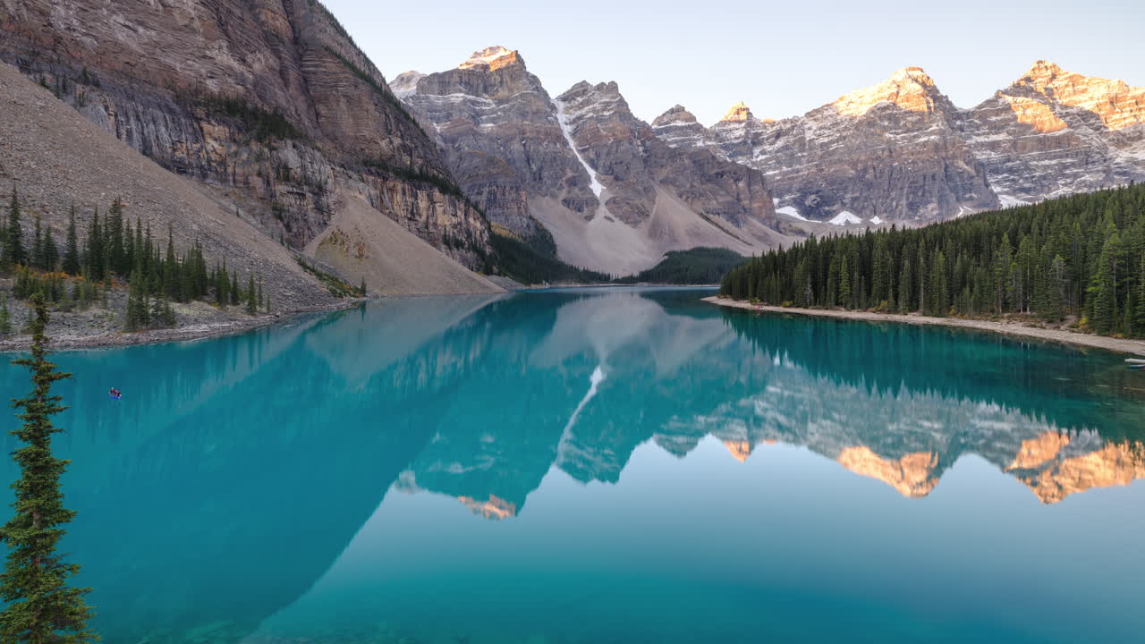 time-lapse del amanecer en el claro y prístino lago alpino en las montañas rocosas canadienses