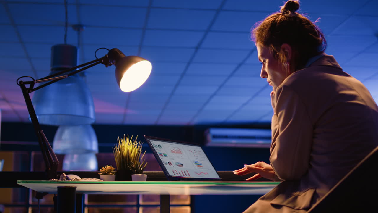 mujer que trabaja hasta tarde en la oficina