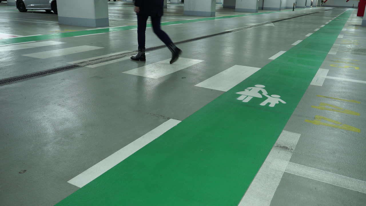 쇼핑몰 차고에서 걷기