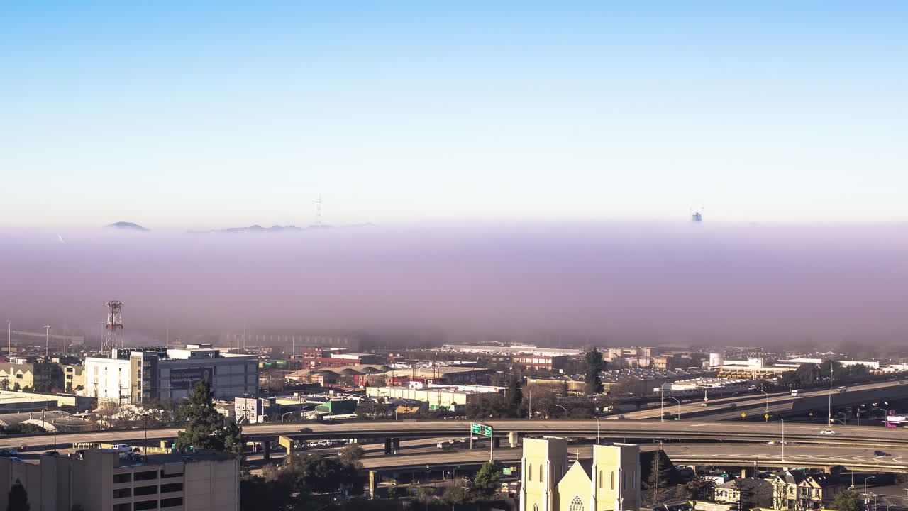 낮은 안개가 있는 샌프란시스코의 고속도로 아침 교통 - 시간 경과