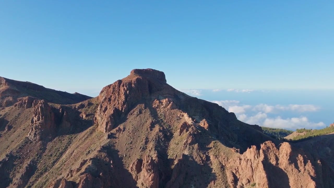 Filmato cinematografico con drone del Parco Nazionale del Teide, con paesaggi vulcanici, campi di lava, scenari montani aspri e viste aeree mozzafiato di Tenerife.