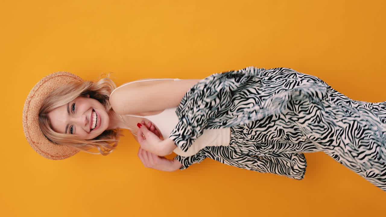mujer con sombrero de paja y traje de zebra, sonriendo