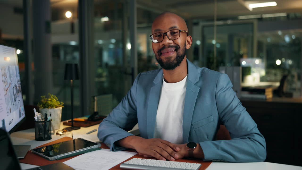 ritratto di un uomo d'affari sorridente in un ufficio