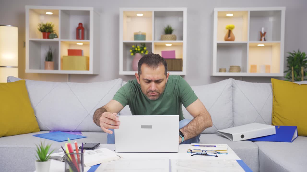 el trabajador de oficina en casa tiene problemas de discapacidad visual.