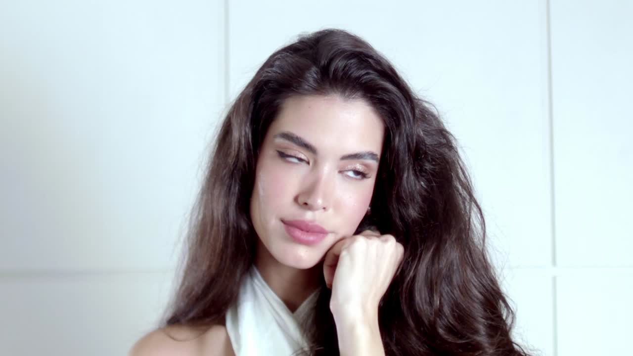 joven modelo morena posa seductoramente mientras espera la próxima imagen capturada