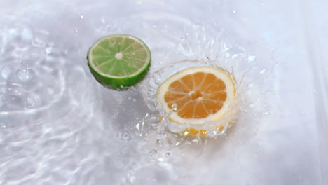 frutas cayendo en el agua en cámara súper lenta