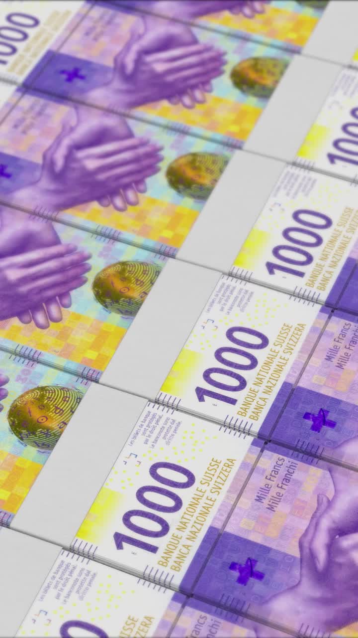 vídeo vertical de billetes de 1.000 francos suizos impresos por una imprenta de dinero