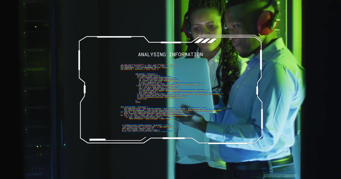 Uomo che indica il laptop mentre una donna si china, HUD che sfarfalla e avvia l'analisi del codice in un hub IT.