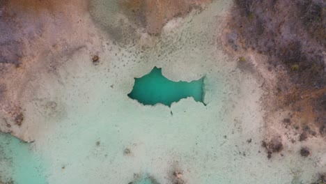 rápidos del río de la laguna tropical de bacalar en méxico, vista aérea de arriba hacia abajo