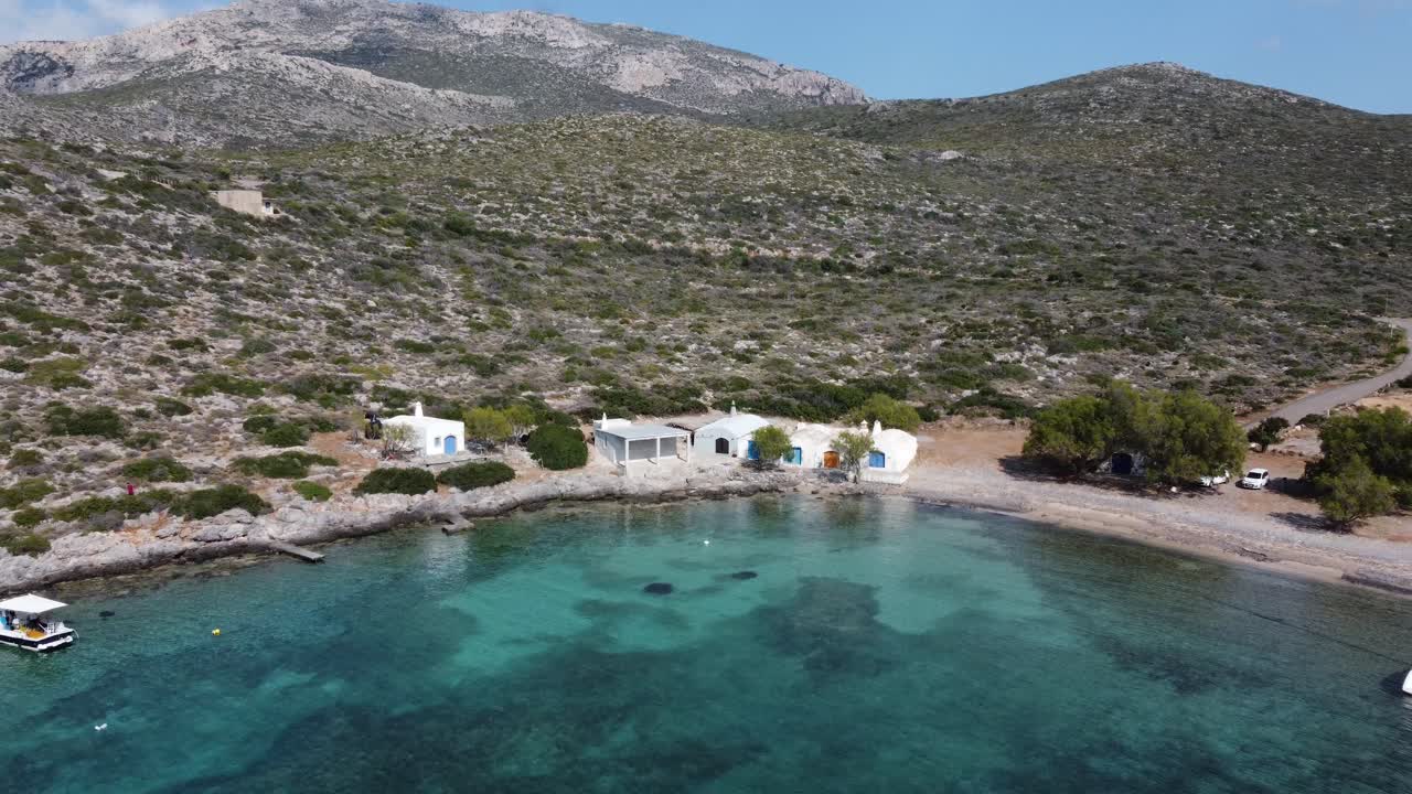 playa de la isla griega de kythira y fortaleza blanca de kythira con casas blancas de la aldea en el fondo