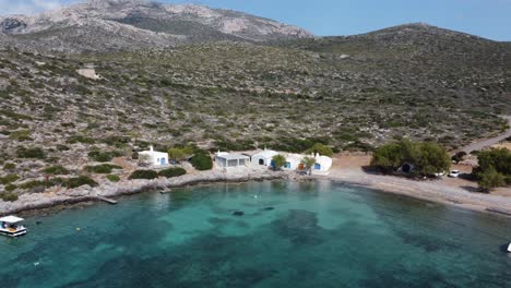 Kythira,-Griechischer-Inselstrand-Und-Weiße-Kythira-Festung-Mit-Weißen-Dorfhäusern-Im-Hintergrund